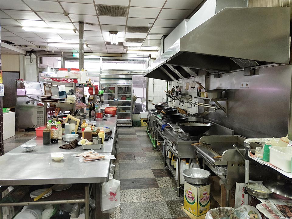 開放的廚房直接讓客戶感受鮮味與品質